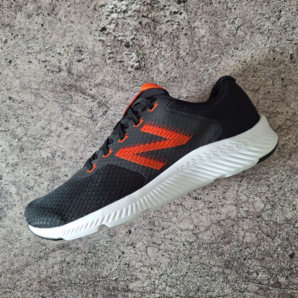 sepatu running NB413 black red original