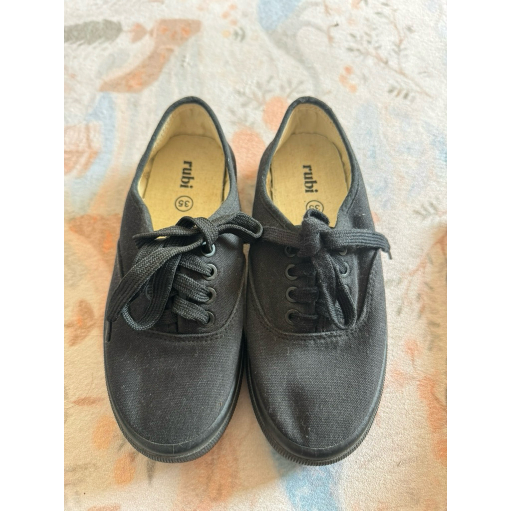 sepatu rubi hitam