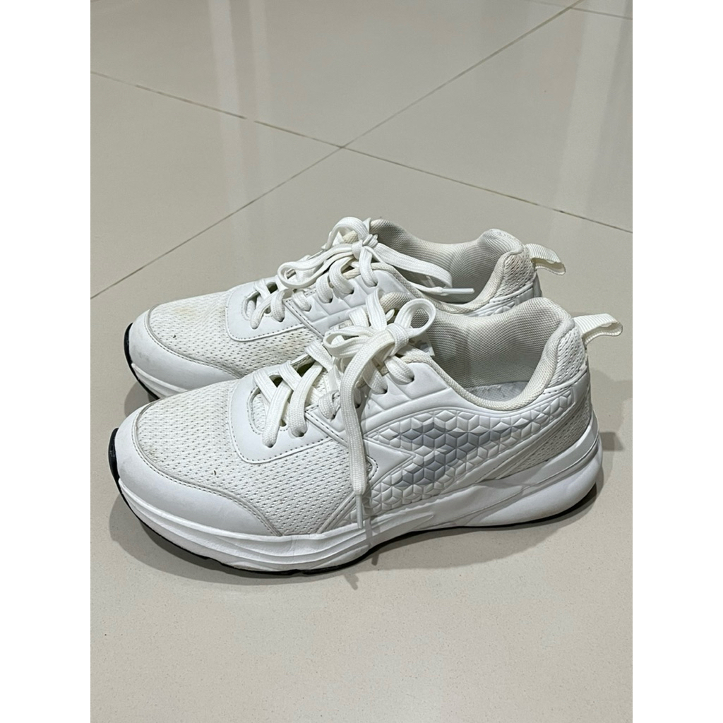 Diadora Hucimo White sneakers/ shoes sepatu putih