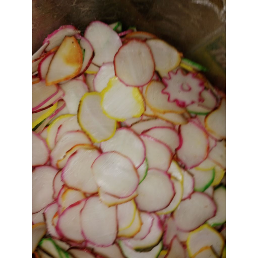 

KRUPUK BAWANG WARNA_WARNI RASA MANTAP GURIH NIKMAT LEZAT SEBELUM DI GORENG DI JEMUR DULU