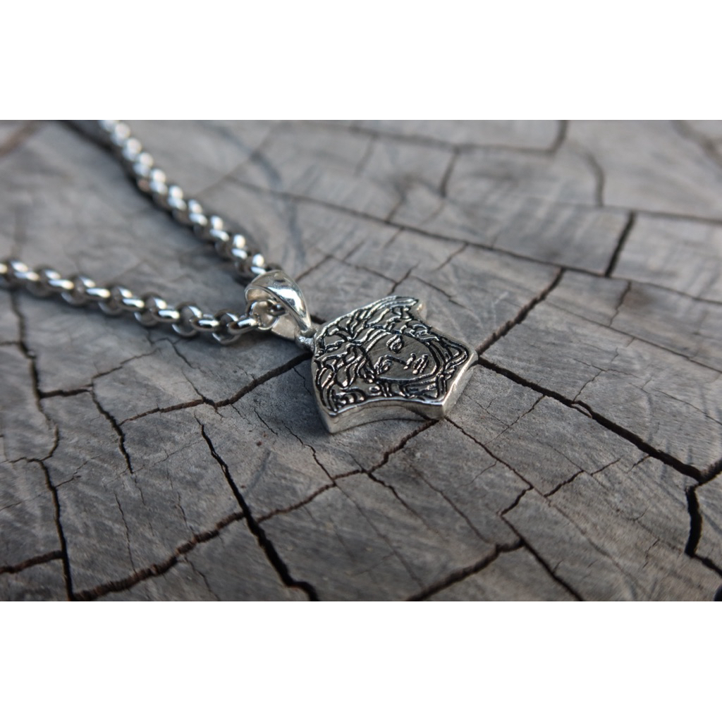 kalung pendant versace