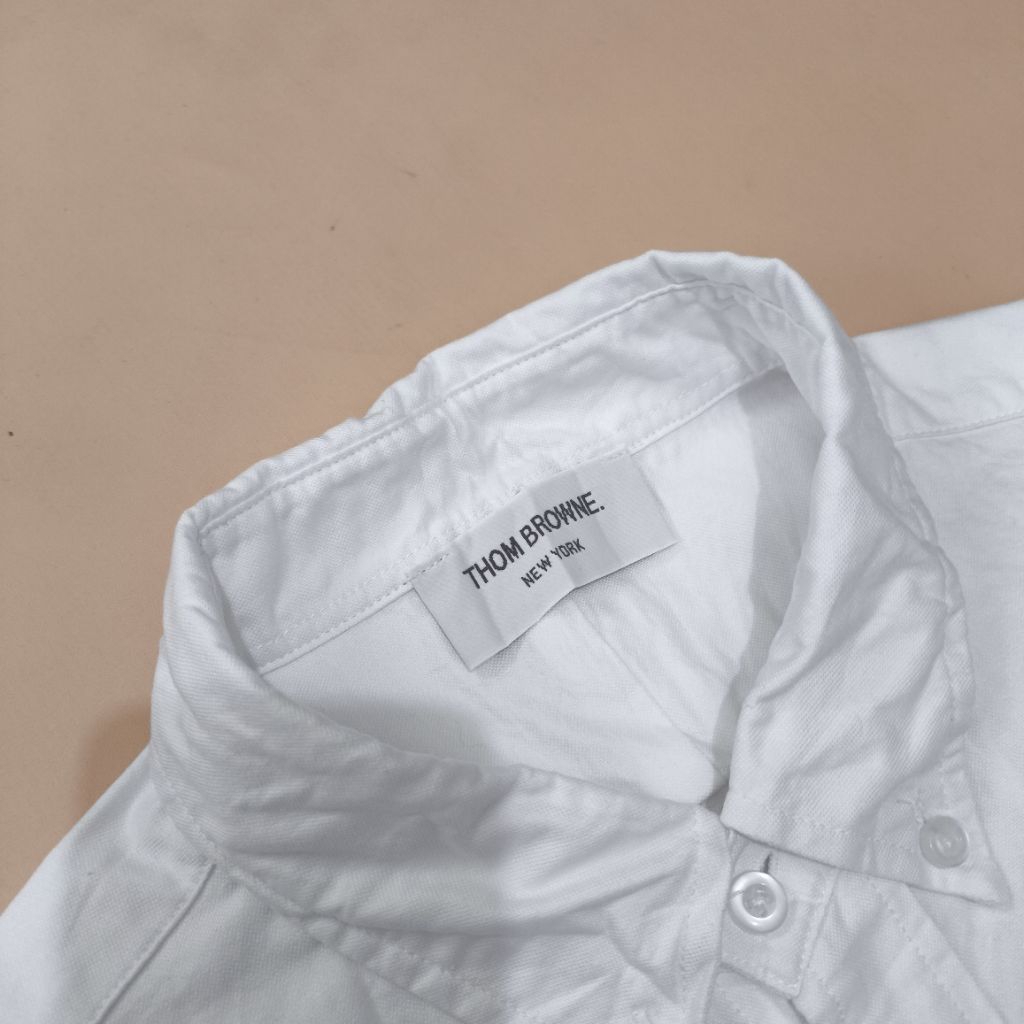 Kemeja putih pria brand THOM BROWNE