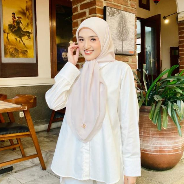 Radwah - Nusva Scarf - Hijab Segi Empat Wanita - Polly Cotton