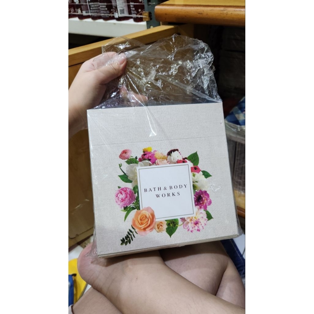 

BBW EMPTY MEDIUM GIFT BOX GIFT SET BODY CARE CANDLES SIZE MIX BLUE PETALS WHITE FLOWERY GINGHAM REFINED BEAUTY WITHIN PEONIES WITH SAKURA & CAMELLIAS HAPPY WINTER WONDERLAND HOLIDAYS BIRTHDAY CANDLES CAKE MERRY CHRISTMAS COOKIE THANK YOU