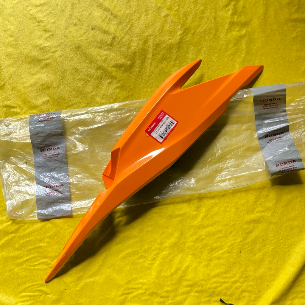 Cover body belakang KANAN Honda Vario 125 Old Vario Tecno ORANYE original  83500-KZR-600NOR