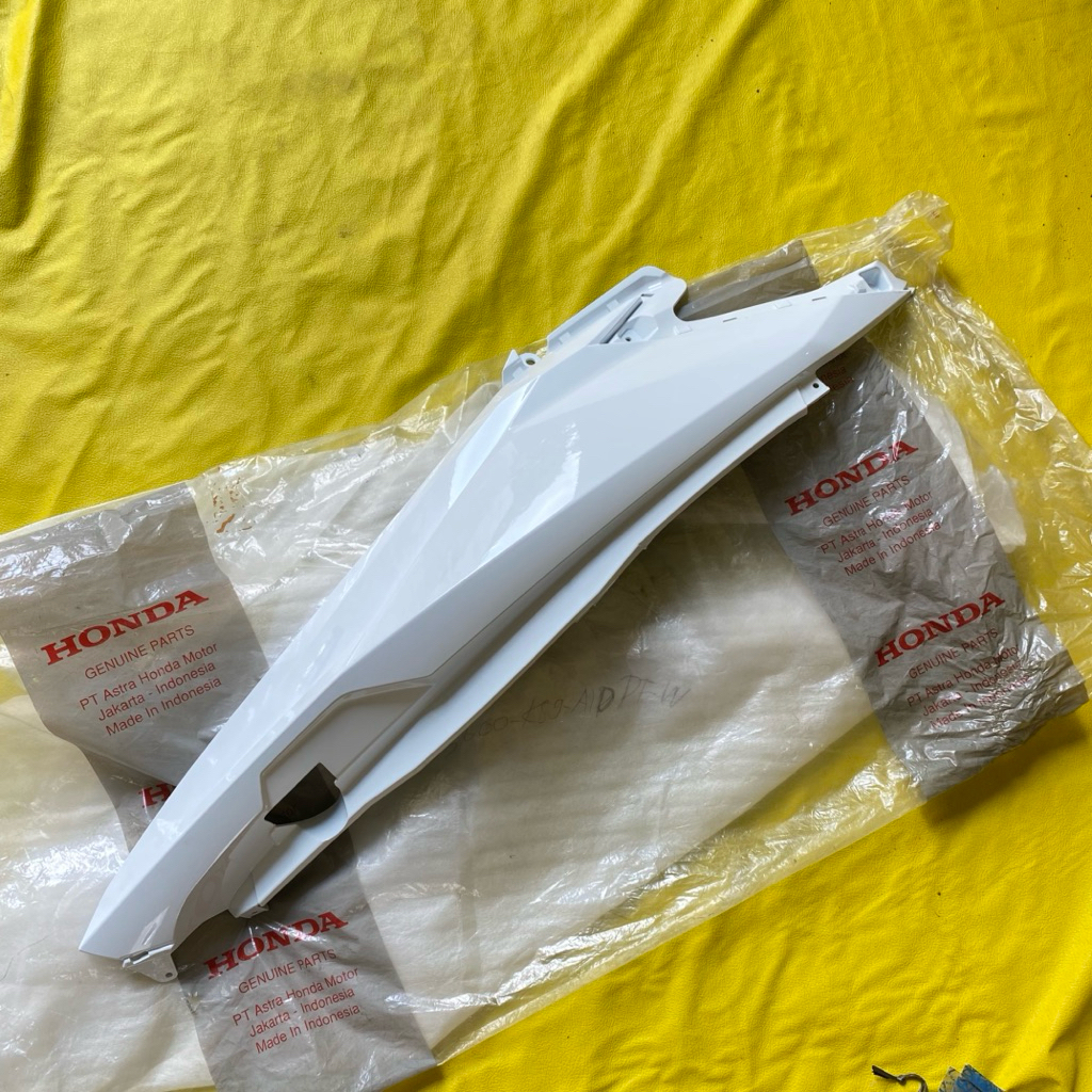 Cover body belakang KIRI Honda Vario 125 eSP & Vario 150 eSP Putih original AHM 83600-K59-A10PFW