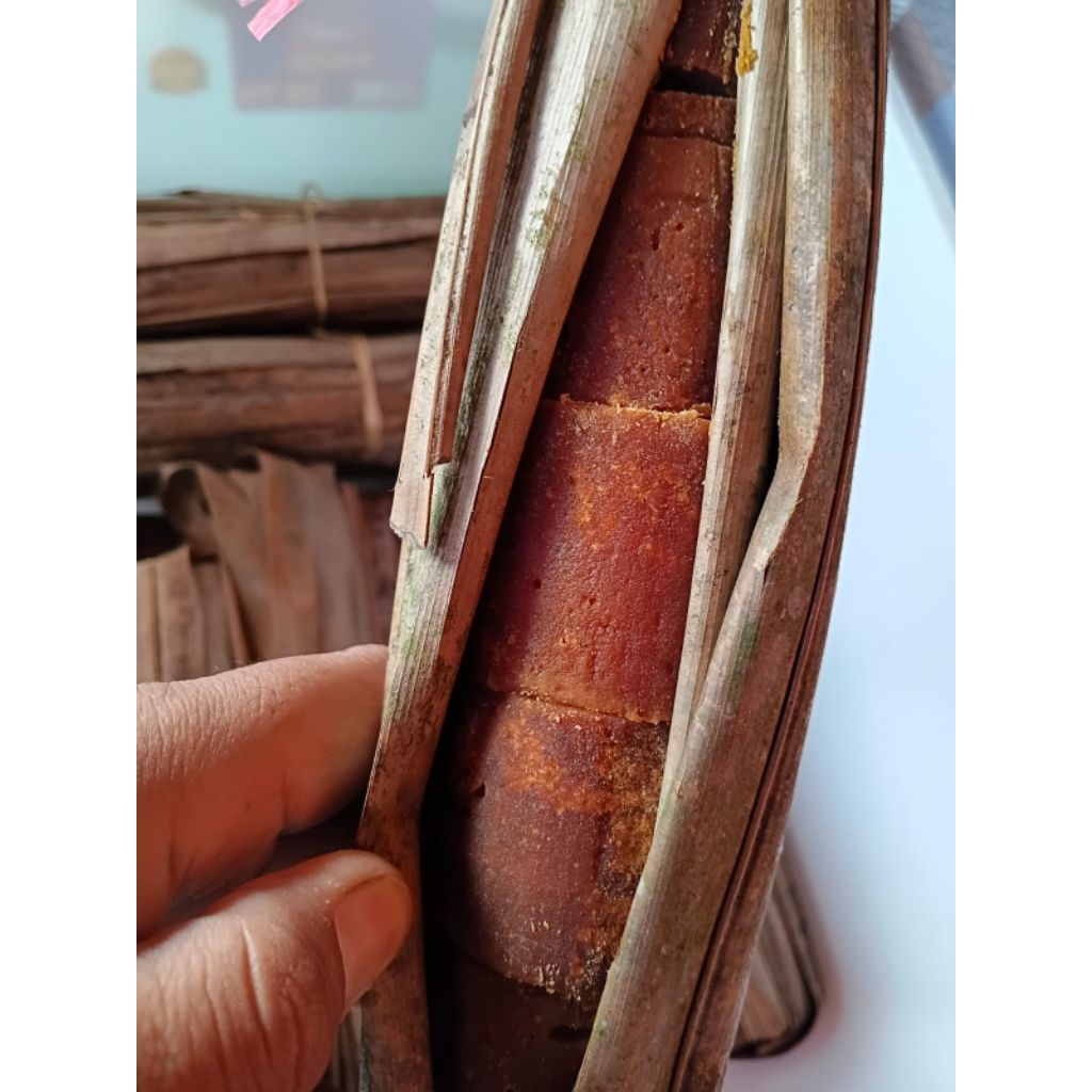 

Gula aren bungkus daun kelapa 1 bungkus berat 9ons samapi 1,2kg