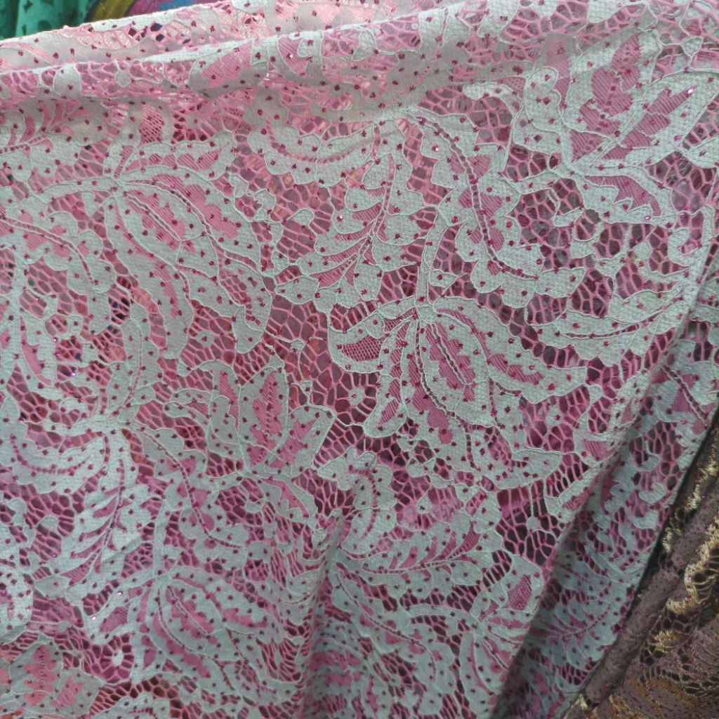 Kain Brokat Glitter Motif Bunga – Kain Pink Putih Mewah untuk Busana Pesta (Harga Kain Per½ Meter)