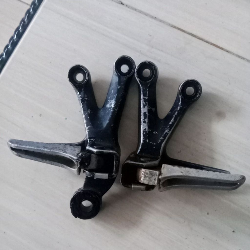 step pijakan kaki belakang Suzuki satria fu kiri kanan original copotan motor