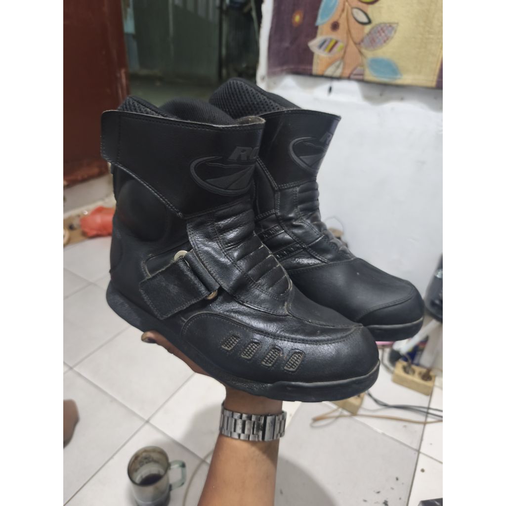 SEPATU TOURING ROADTRIP TOMKINS