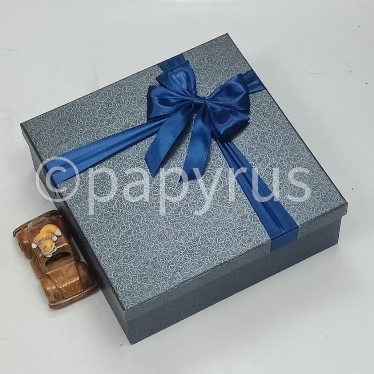 

PAPYRUS Kombinasi 30x30 Tinggi 10cm Kotak Kado Gift Box Hardbox Hampers Hadiah V1