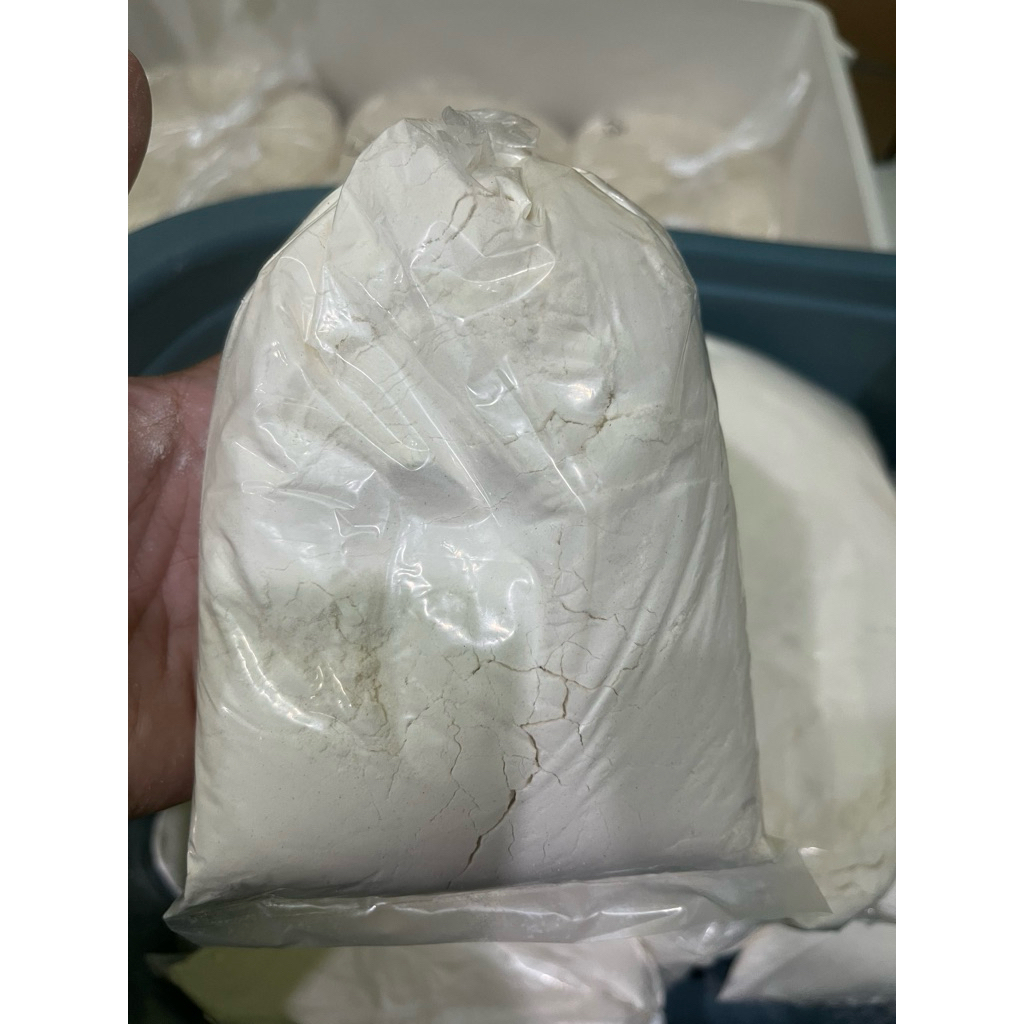 

Tepung terigu kemasan 1/4 kg lencana merah