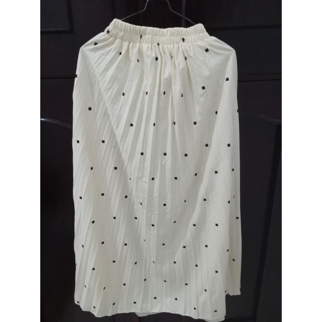 rok plisket motif kotak kecil