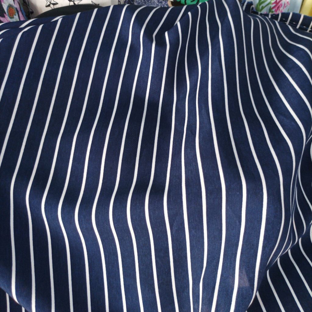 Kain Katun Viscose Motif Garis Navy Putih – Bahan Adem Halus untuk Kemeja, Dress, Gamis (Harga Kain 