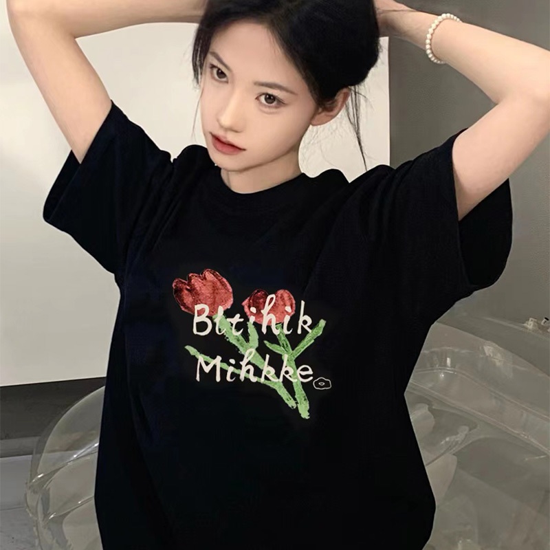 Kaos katun lengan pendek dengan motif bunga mawar