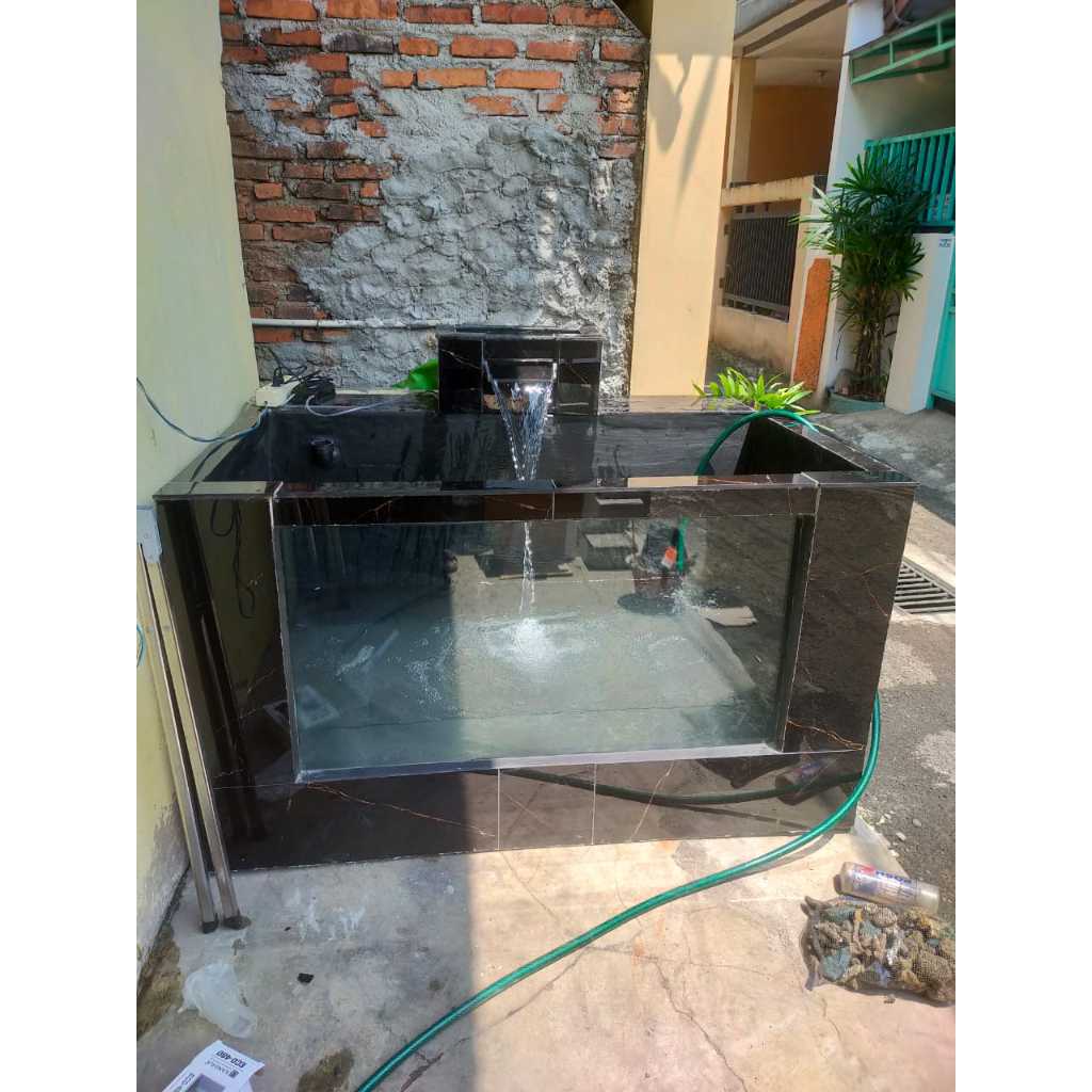 Kolam ikan portable minimalis granit hitam