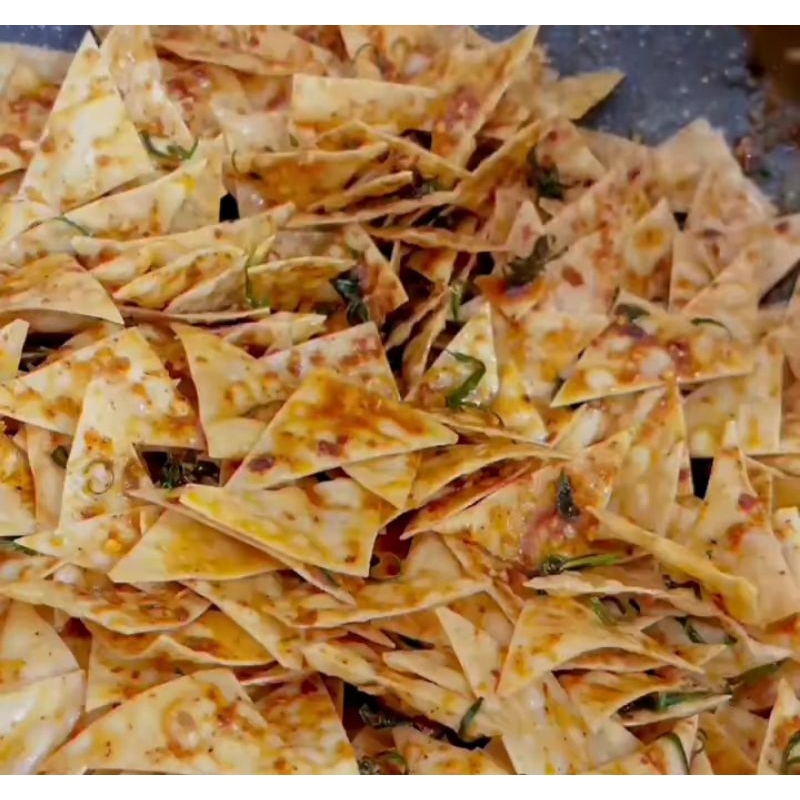 

cemilan kulit pngsit pedas daun jeruk