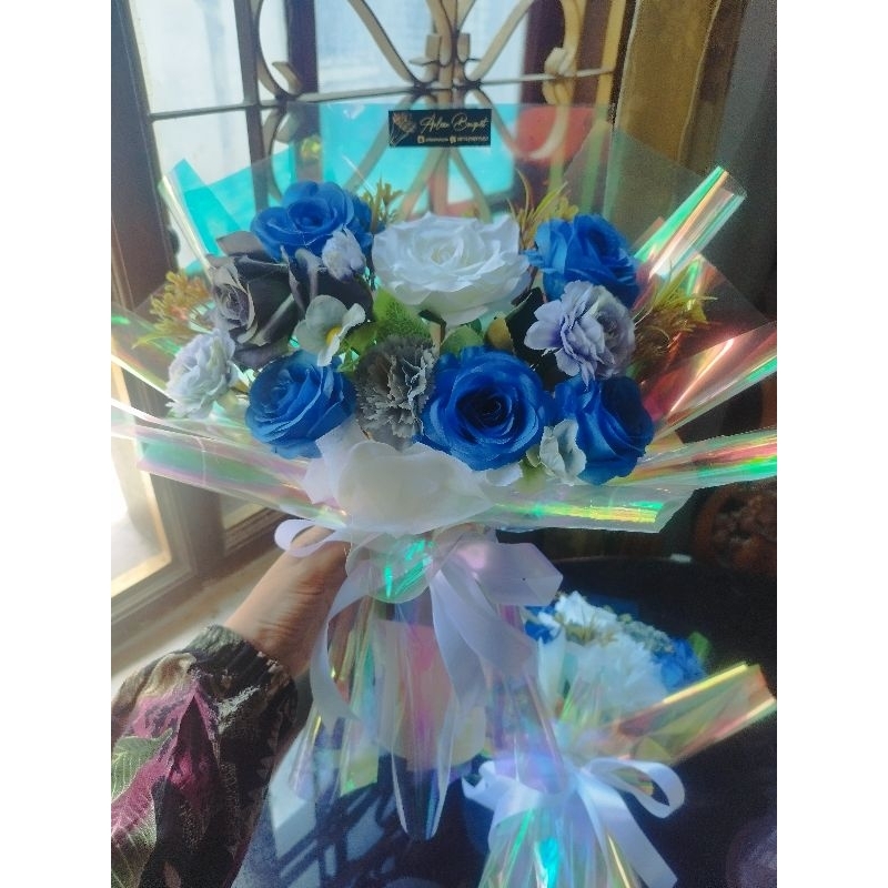 BUKET BUNGA KODE BLUE HOLO - buket bunga warna biru mix hologram cocok untuk acara wisuda lamaran ha
