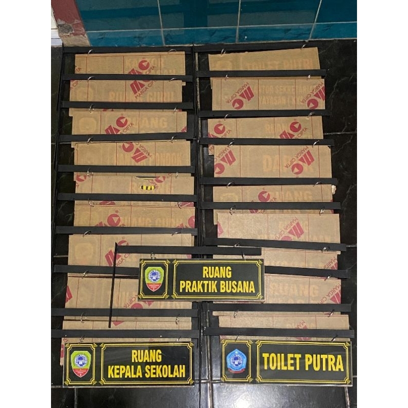 papan nama akrilik / papan nama kelas / papan nama ruangan kantor 2 muka