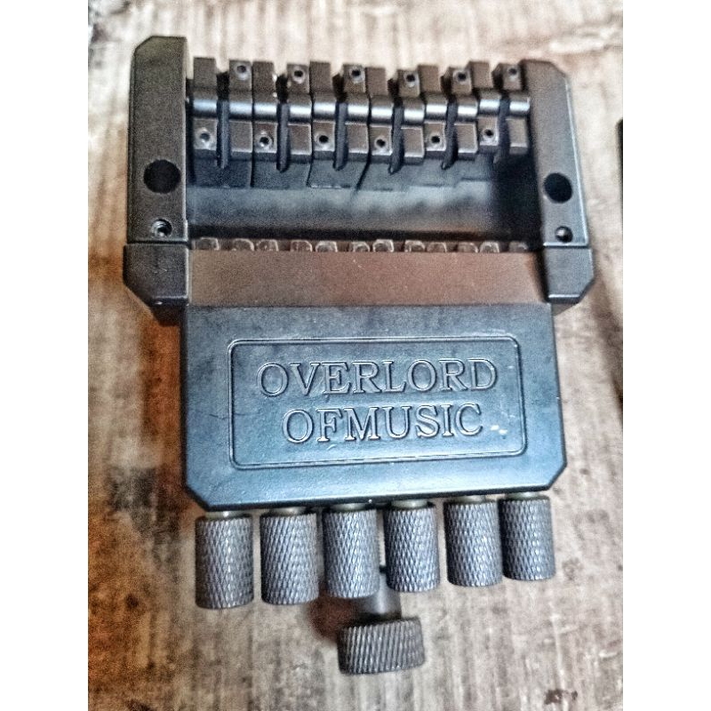 Tremolo headless overlord gitar