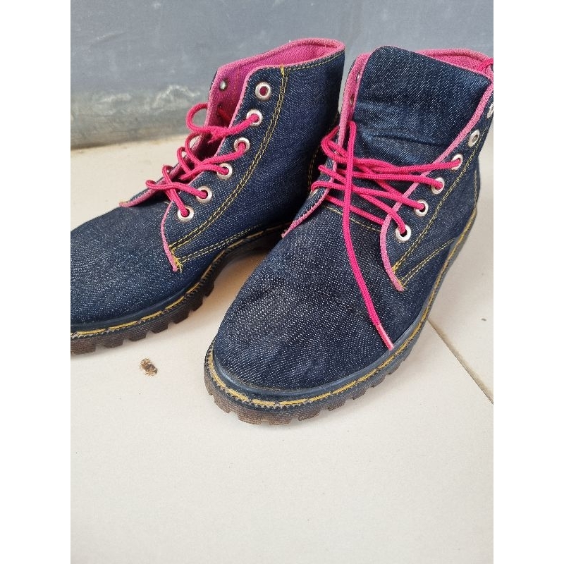 Docmart - Sepatu boots wanita high (preloved)