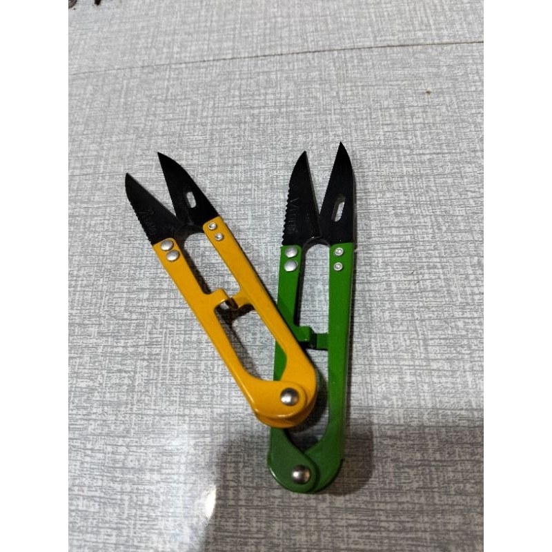 

gunting benang gerigi kecil dan besar