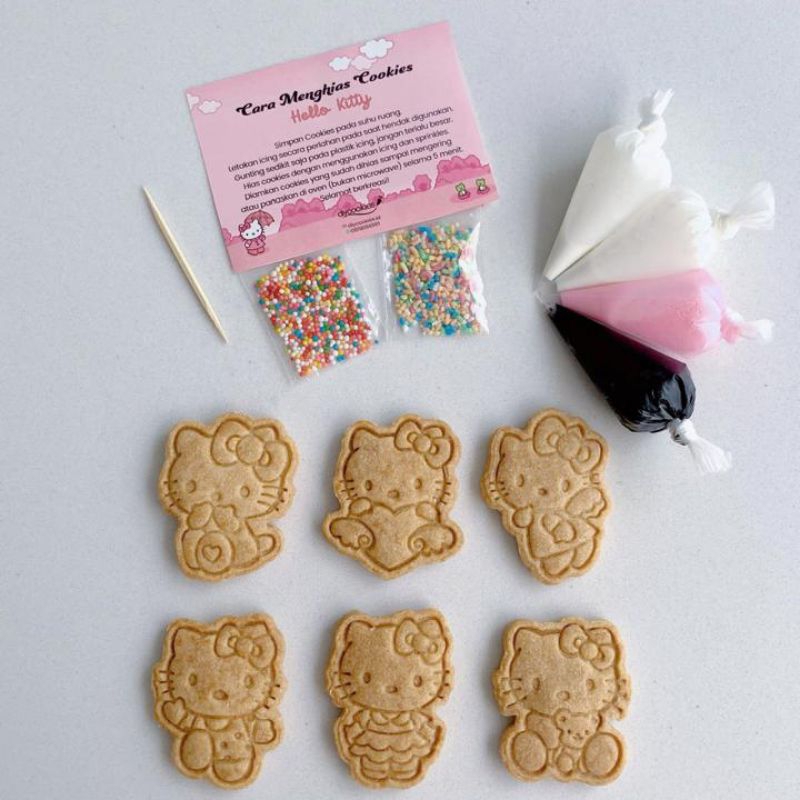

Hello Kitty DIY Cookies Kit Aktivitas menghias cookies Hampers ulangtahun Hello Kitty Kado ulangtahun Hello Kitty Goodiebag ulangtahun Hello Kitty Hampers ulangtahun anak Kado ulangtahun anak Goodiebag ulangtahun anak Cookies Decorating Hello Kitty