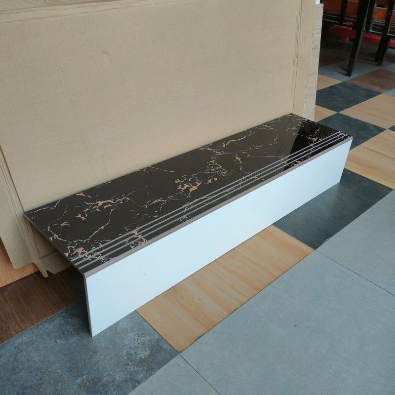 GRANIT TANGGA HITAM CORAK EMAS 30X120+20X120 DINDING PUTIH POLOS