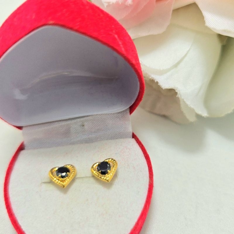 Giwang Love Mata Hitam Setengah Gram Emas Muda