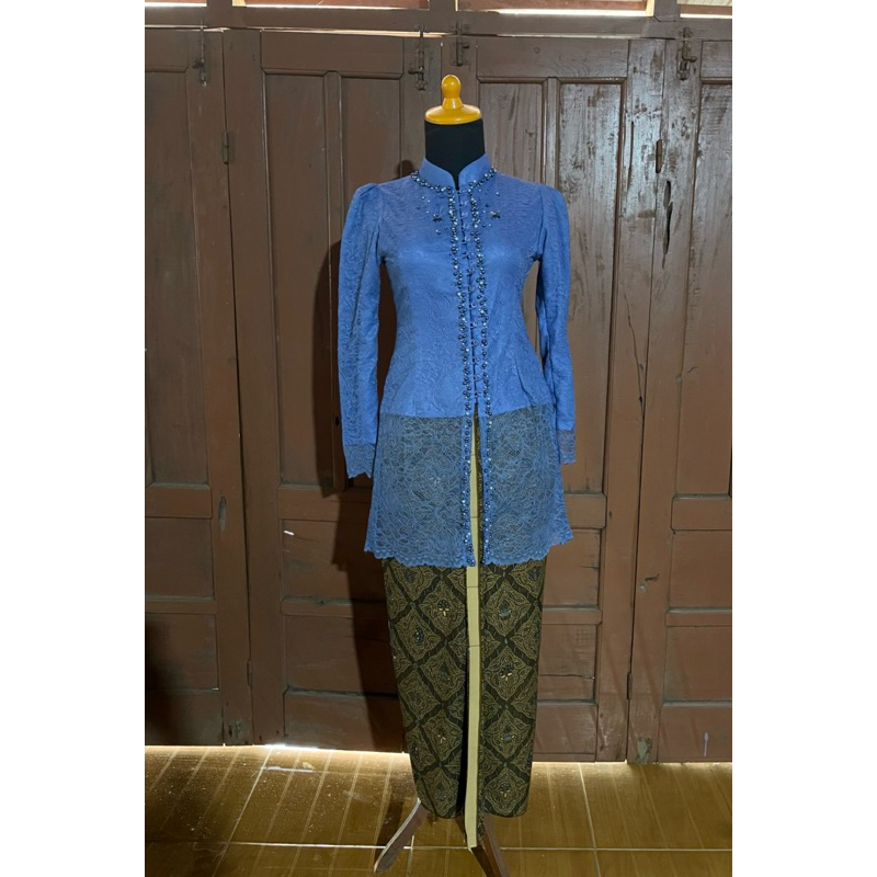 (Preloved) Set Kebaya Brukat Halus Payet & Rok Jarik Batik Sidomukti, Wiru Resleting. Free Jilbab dg
