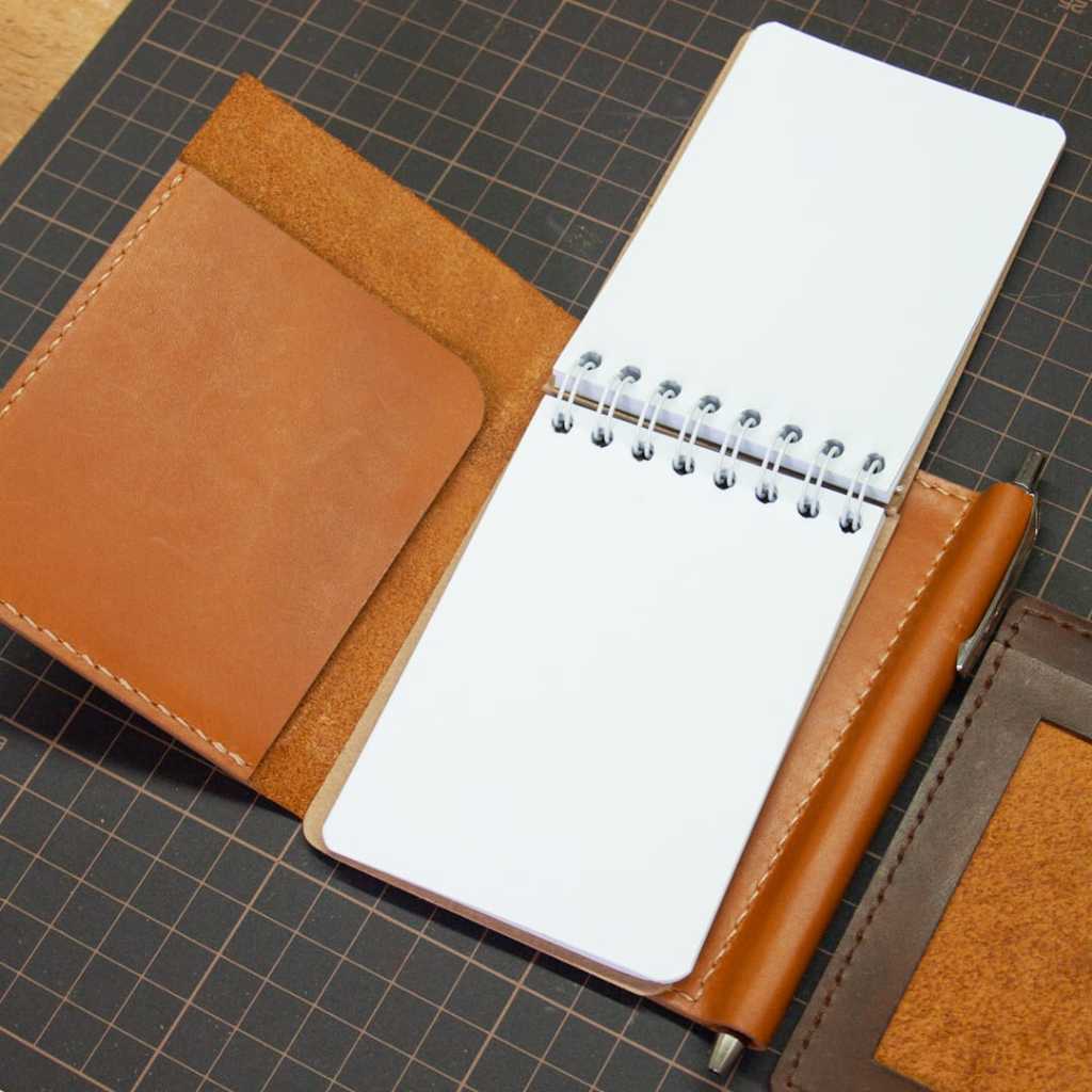 

Leather Cover Book Note A7 Sampul Buku Catatan Saku Kulit bisa jadi kado ulang tahun atau anniversary pria wanita dan bisa custom nama