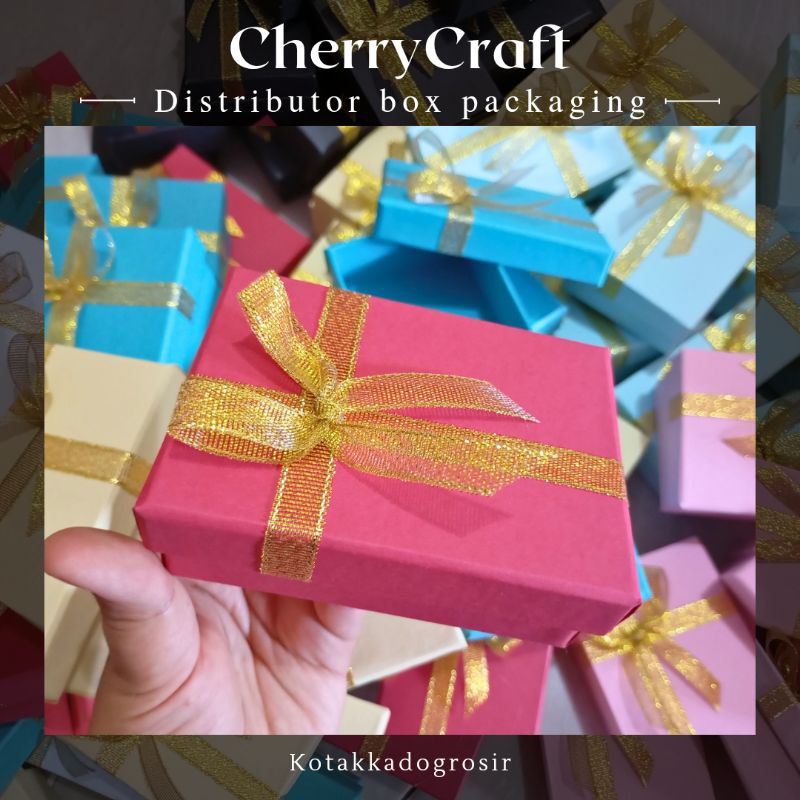 

Kotakk Kado Warnaa Warni cantik ukuran 8x5x3 cm full cover dan pita gold