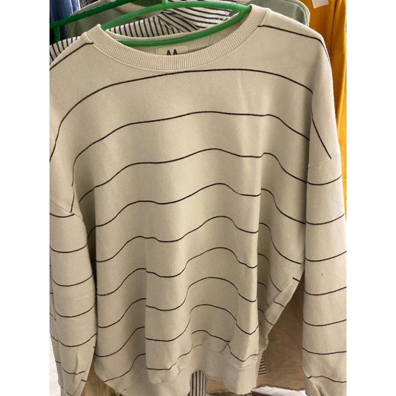 sweater garis hitam putih