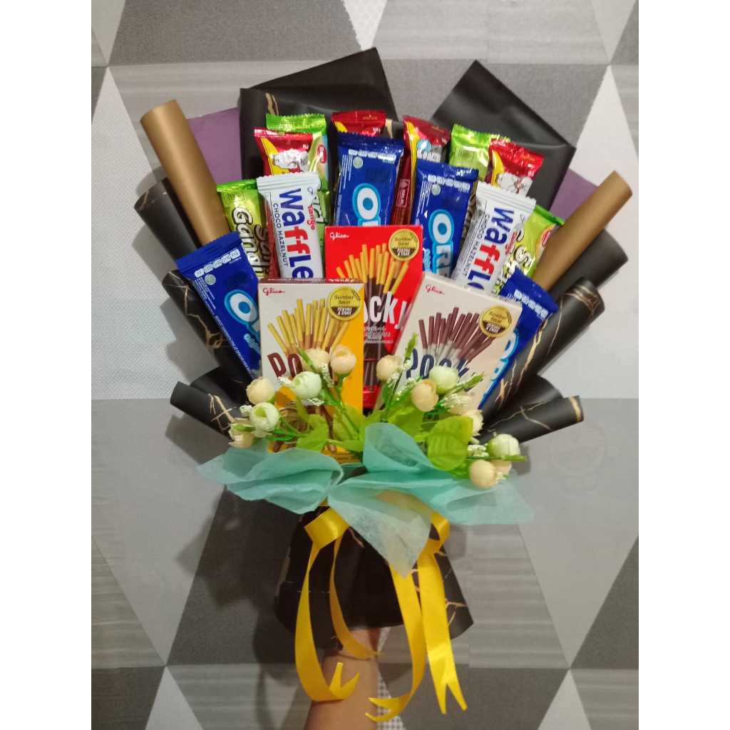 

MB HAND BOUQUET BUKET SNACK MURAH / BUKET ISI SNACK JAJANAN CAMPUR / BUKET WISUDA BUKET HAPPY GRADUATION / BUKET BUNGA ARTIFICIAL / BUKET SNACK 100 RIBU BUKET CANTIK / BUKET MURAH UKURAN JUMBO 60 CM