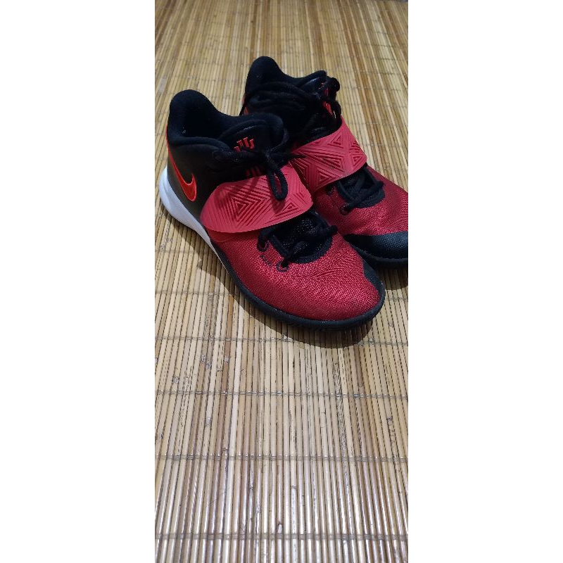 Sepatu Basket Kyrie Flytrap Size 41 Second