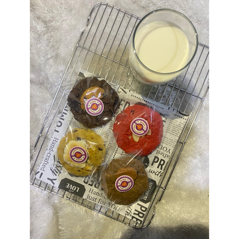 

soft cookies varian red velvet, marsmellow, lotus, dark choco , roti sosis , roti abon