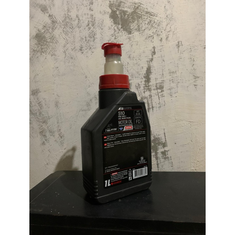 Botol bekas oli Motul
