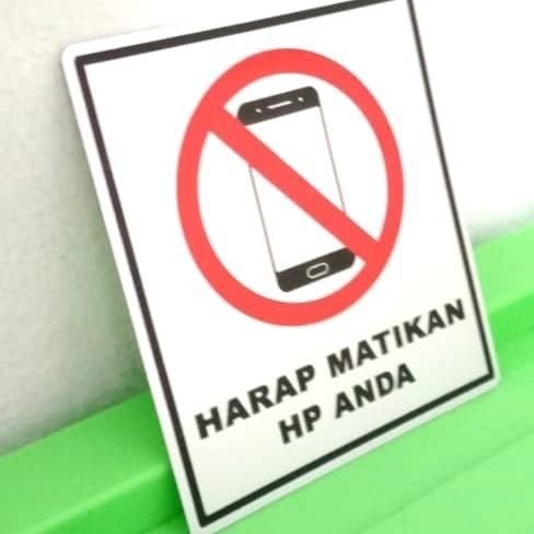 

SIGN LABEL K3 RAMBU SAFETY HARAP MATIKAN HP ANDA UKURAN 9X8CM