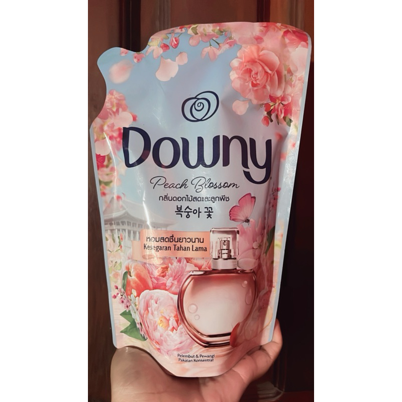 Downy peach blossom pelembut pewangi pakaian 470ml