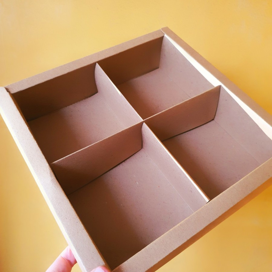 

10 pcs box mika kemasan hampers fruitpie sekat isi 4 ukuran 8x8cm warna cokelat polos