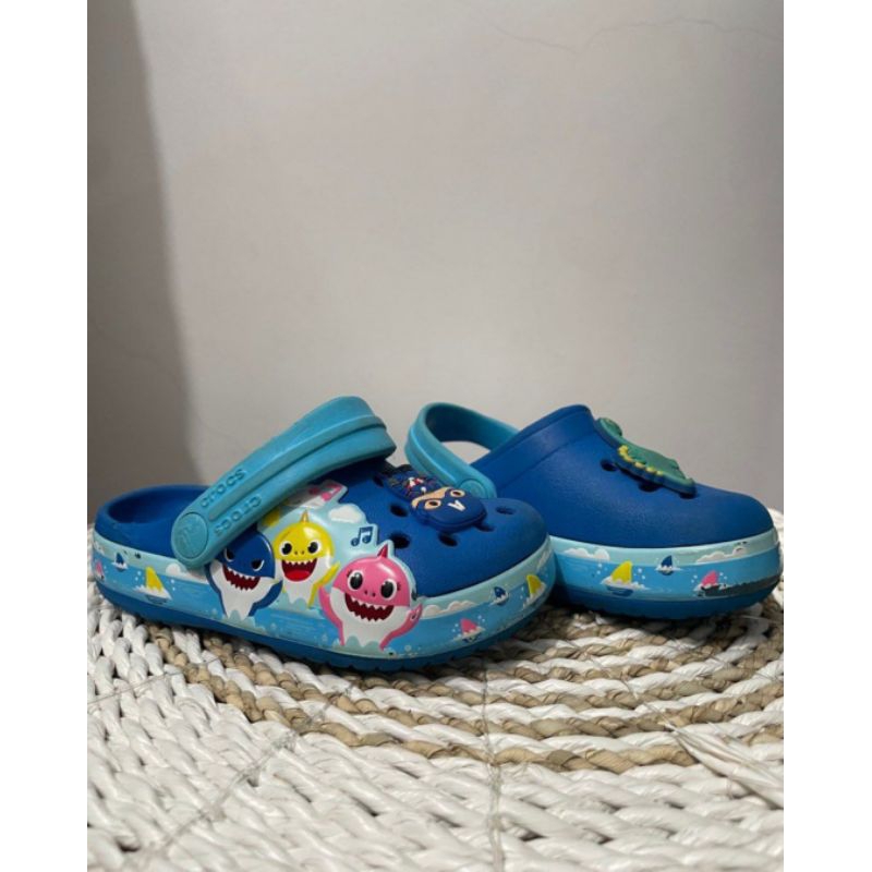 Preloved sandal anak crocs baby shark
