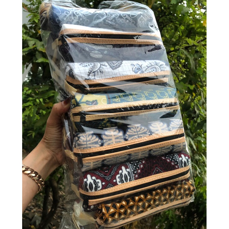 

Paket Hebat SOUVENIR PERNIKAHAN isi 2 biji pouch tempat pensil batik 19cm