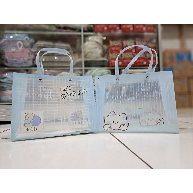 

PAPER BAG MIKA TRANSPARAN MOTIF LUCU UK 25,4X20X9,5CM