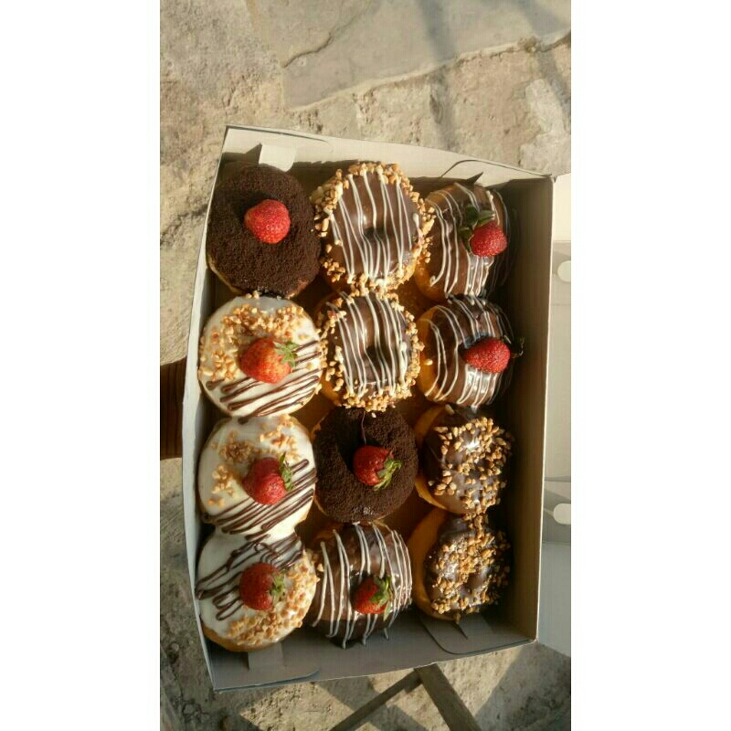 

DONAT TOPING UKURAN SEDANG ISI 12 PCS