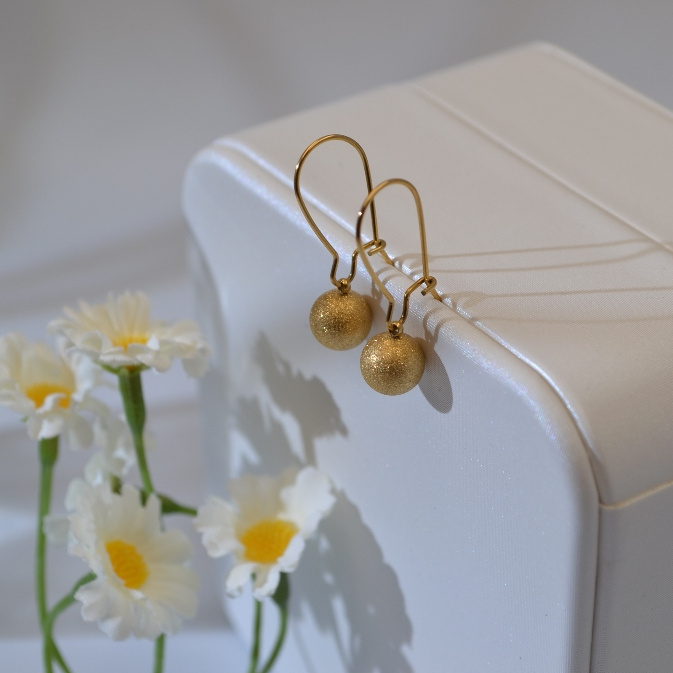 VISIMARY - A118 ANTING TITANIUM WANITA Premium Model Jepit Bola Pasir Simple Viral Lapis Emas 18K