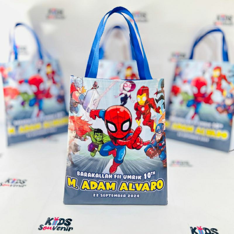 

Tas Tenteng Spunbond 25×30 Souvenir Ulang Tahun Anak Goodiebag Ultah Custom Gambar Spiderman FREE DESAIN