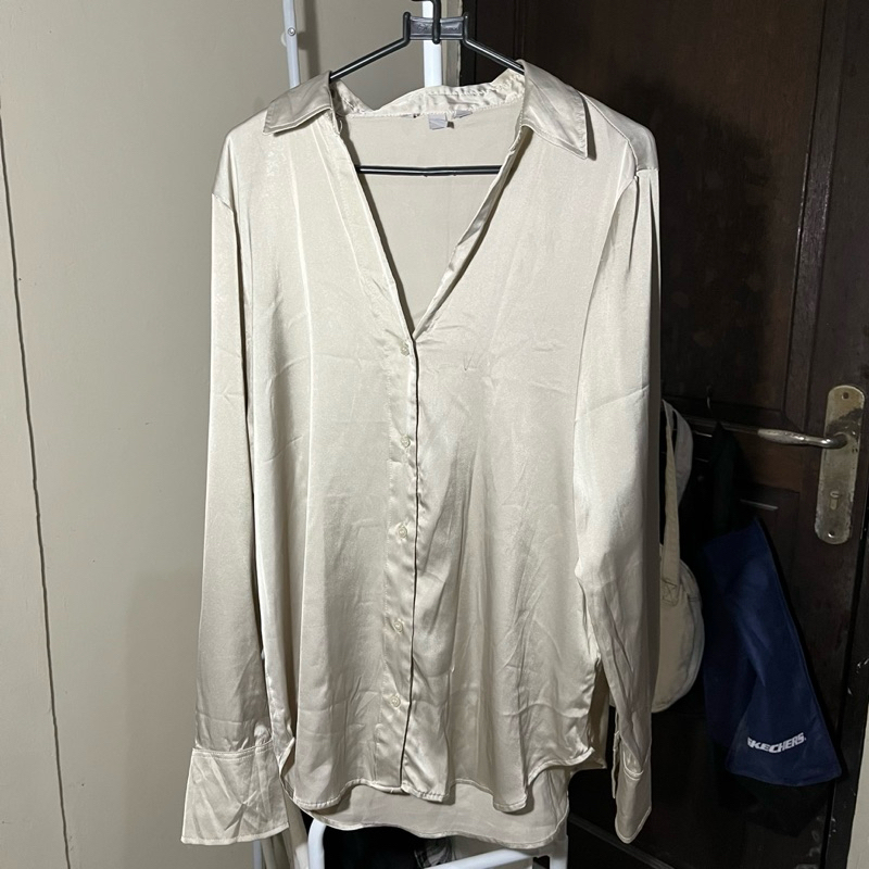 H&M SATIN IVORY SHIRT dan PINKDOSE LIGHT GREY CROP KNIT CARDIGAN (Preloved)