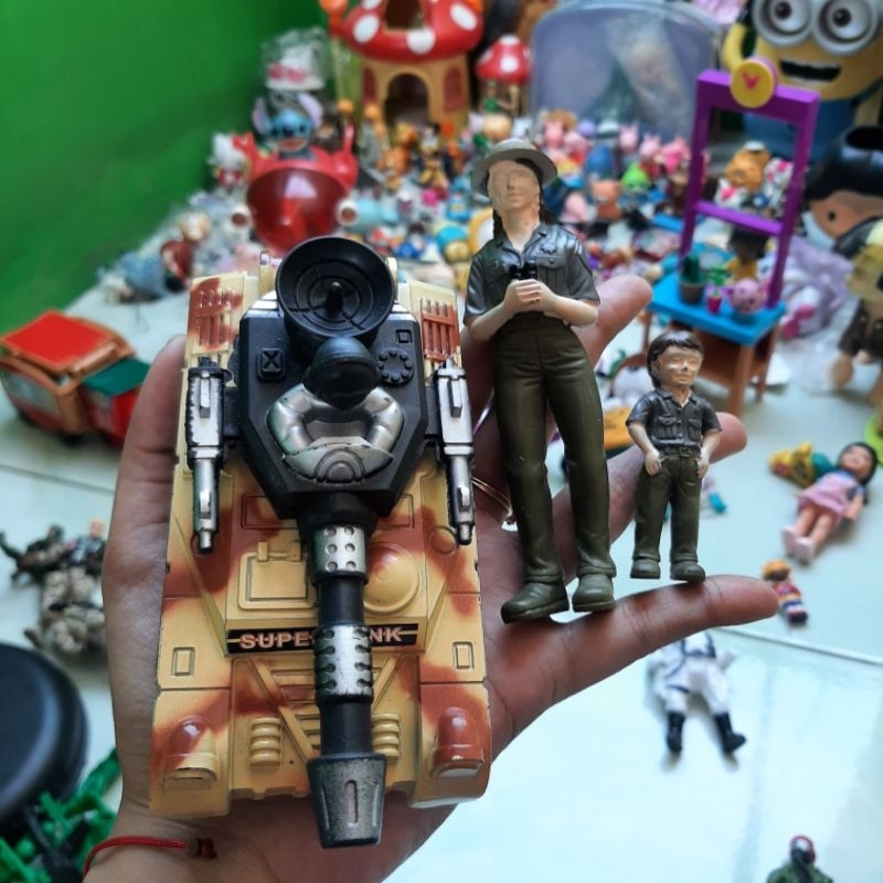 Figure orang pertenakan + mobil tank no merk