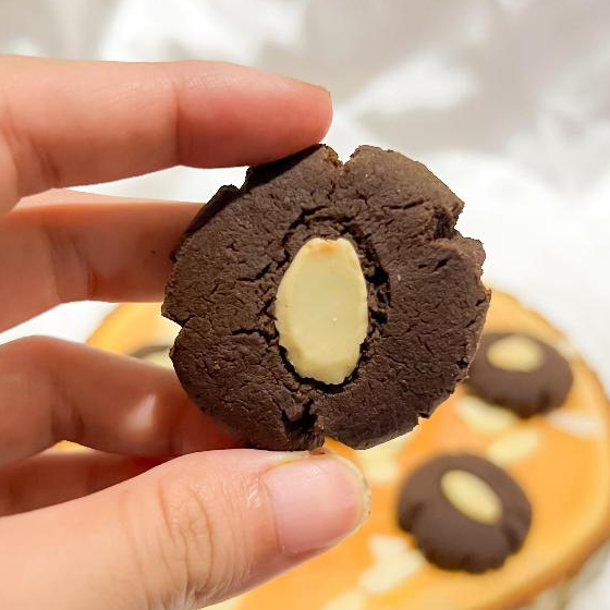 

Piscoklegit_ Dark Almond Cookies 250 Gram / Kue Kering Rasa Coklat Dengan Kacang Almond