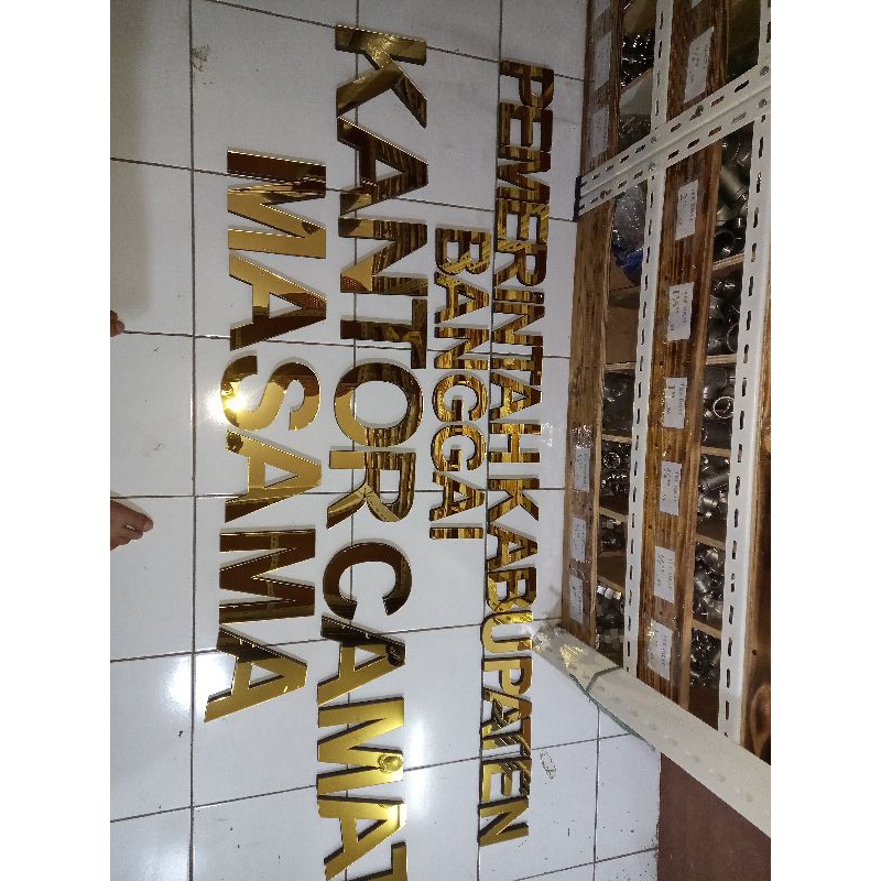 Huruf timbul akrilik gold miror